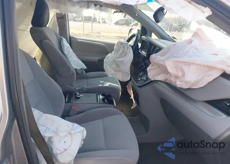 2015 Toyota Sienna Le 8 Passenger z USA, uszkodzony, nr VIN 5TDKK3DC5FS584622